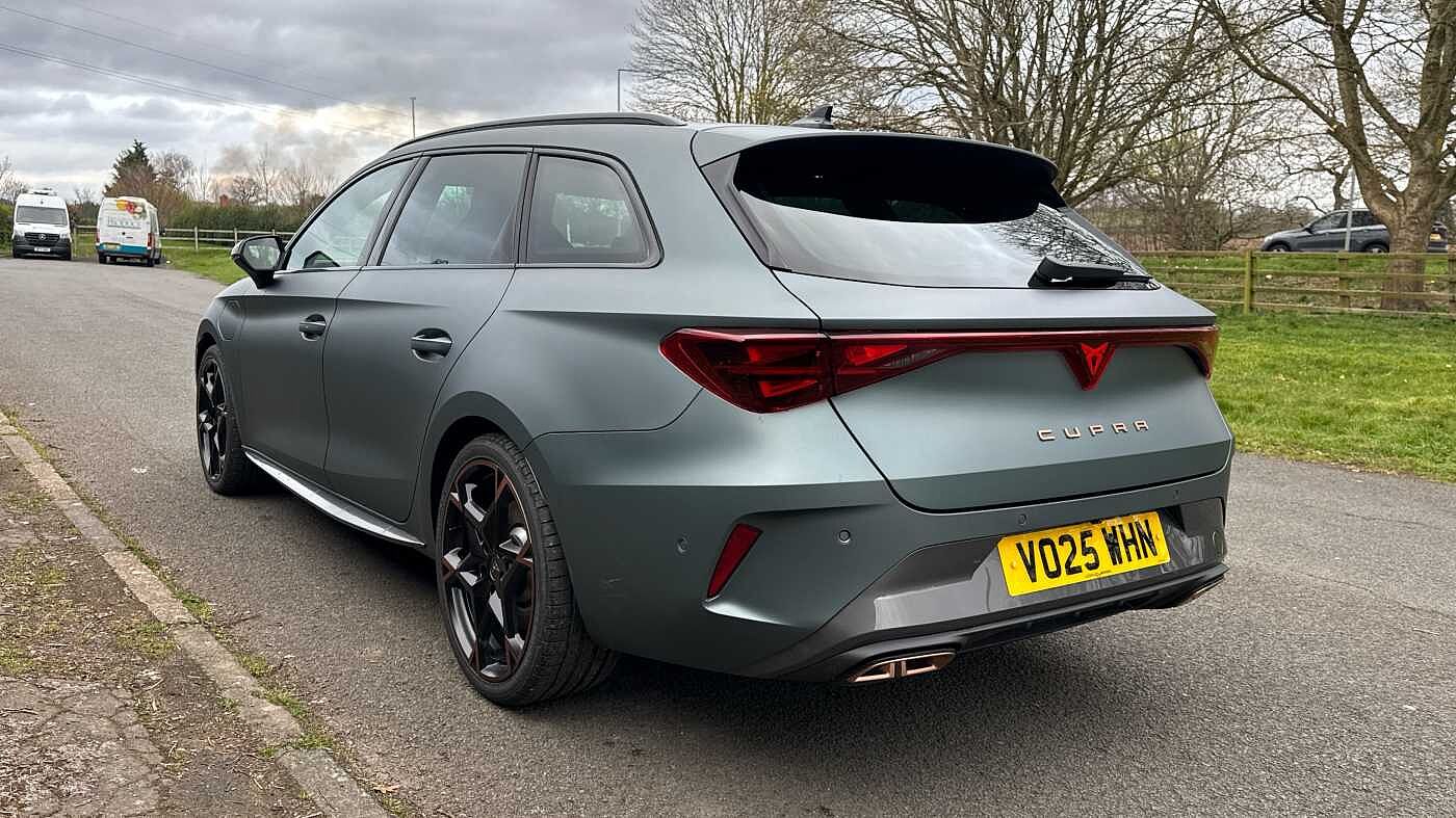 Cupra Leon Estate VZ First Edition 1.5 e-HYBRID DSG-auto 272 6-speed automatic *Matte Paint*