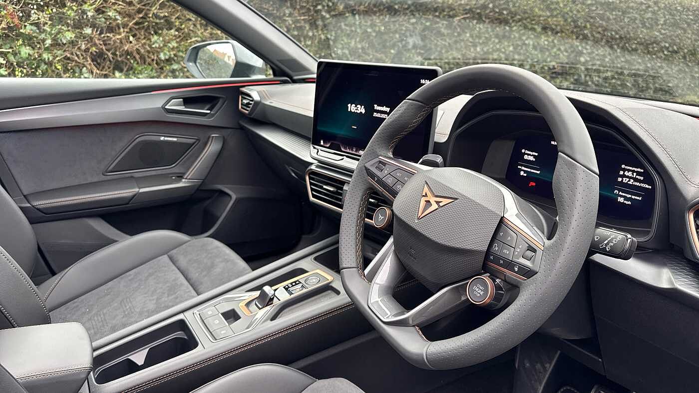 Cupra Leon Estate VZ First Edition 1.5 e-HYBRID DSG-auto 272 6-speed automatic *Matte Paint*