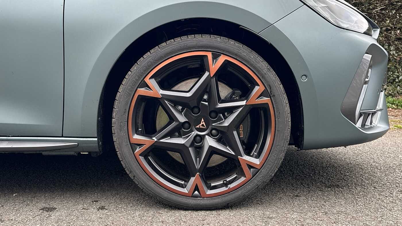 Cupra Leon Estate VZ First Edition 1.5 e-HYBRID DSG-auto 272 6-speed automatic *Matte Paint*