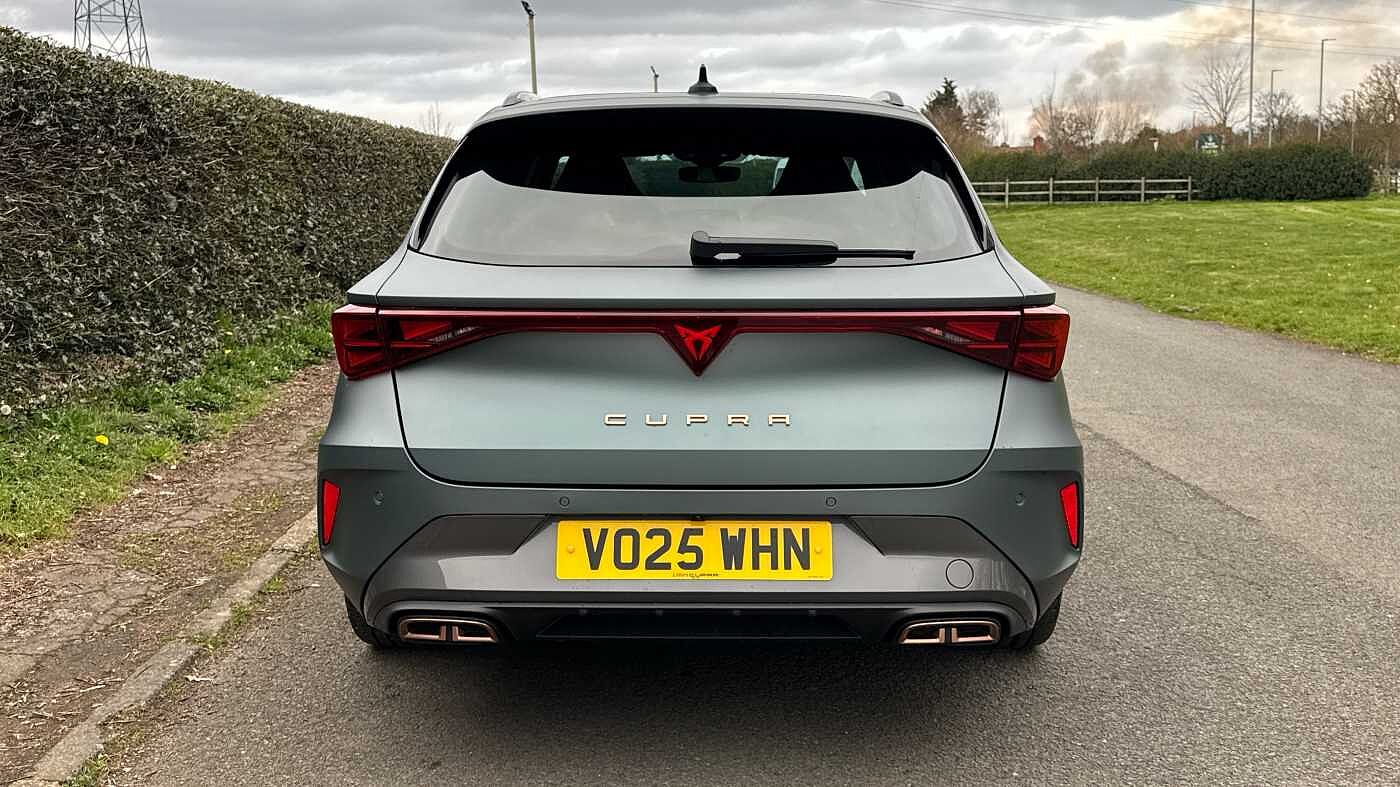 Cupra Leon Estate VZ First Edition 1.5 e-HYBRID DSG-auto 272 6-speed automatic *Matte Paint*