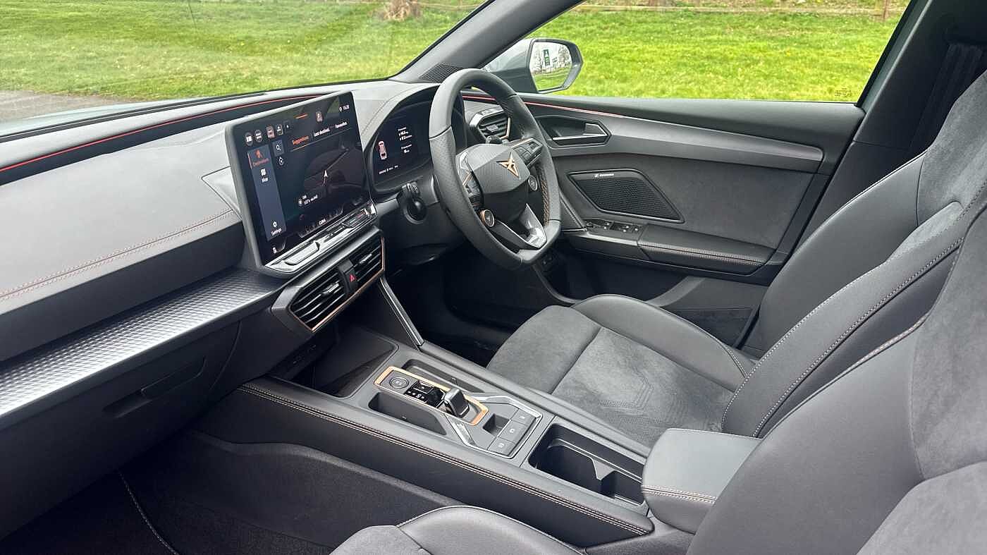 Cupra Leon Estate VZ First Edition 1.5 e-HYBRID DSG-auto 272 6-speed automatic *Matte Paint*