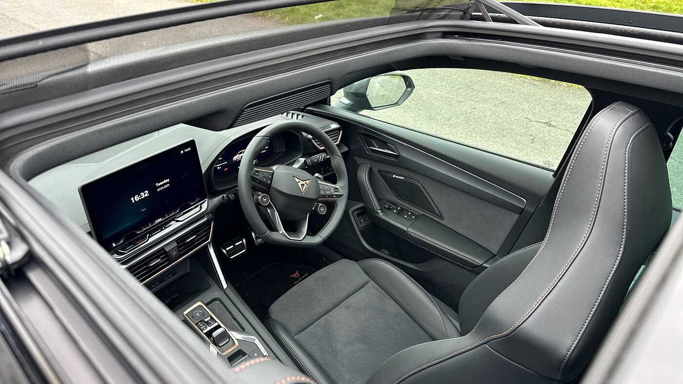 Cupra Leon Estate VZ First Edition 1.5 e-HYBRID DSG-auto 272 6-speed automatic *Matte Paint*